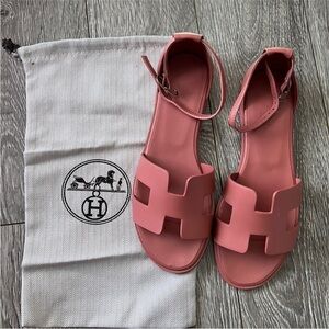 Hermes’ sandals oran